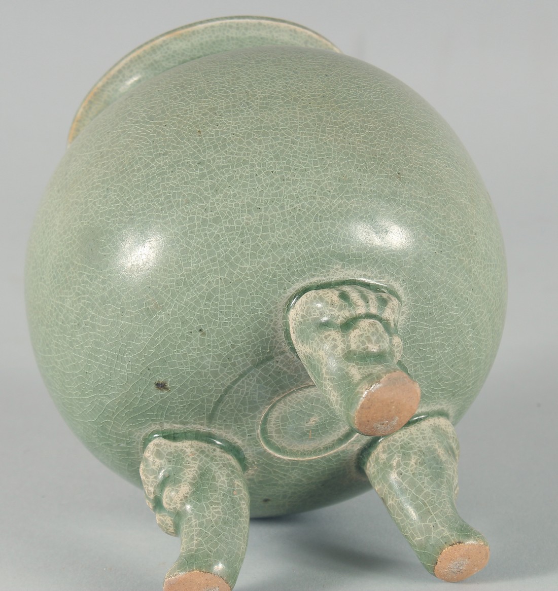 A CHINESE CELADON GLAZE POTTERY BOWL, raised on three moulded legs, 15cm high, together with a small - Bild 4 aus 8