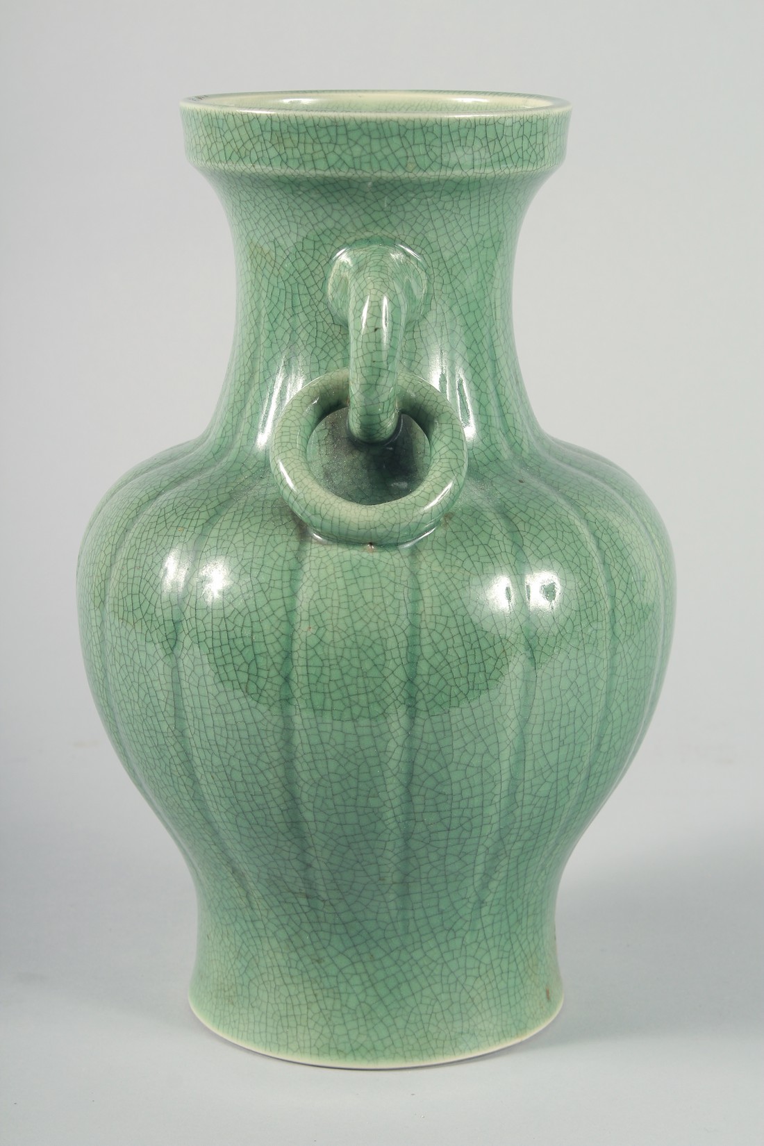 A LARGE CHINESE CELADON CRACKLE GLAZE VASE, with ribbed body and moulded drop ring handles, 30.5cm - Bild 4 aus 6