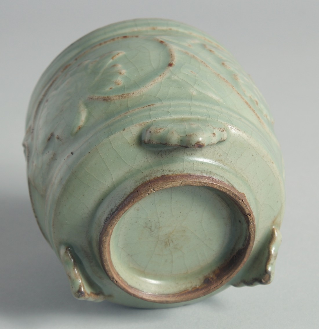 A CHINESE CELADON GLAZE CENSER, relief-decorated with leaves and vine, raised on three feet, 10cm - Bild 5 aus 5