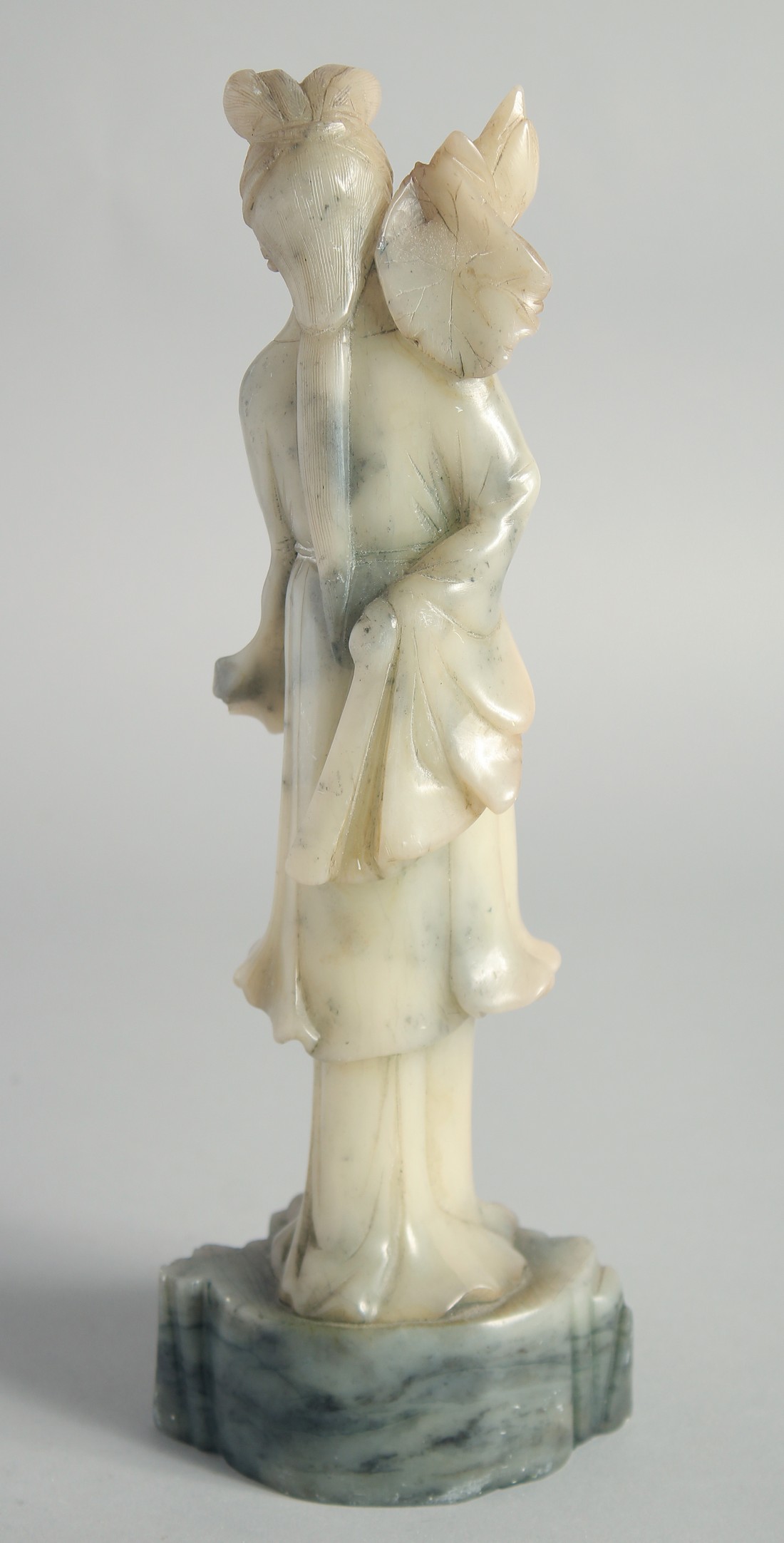 A CHINESE CARVED JADE FIGURE OF GUANYIN, 29cm high. - Bild 2 aus 3