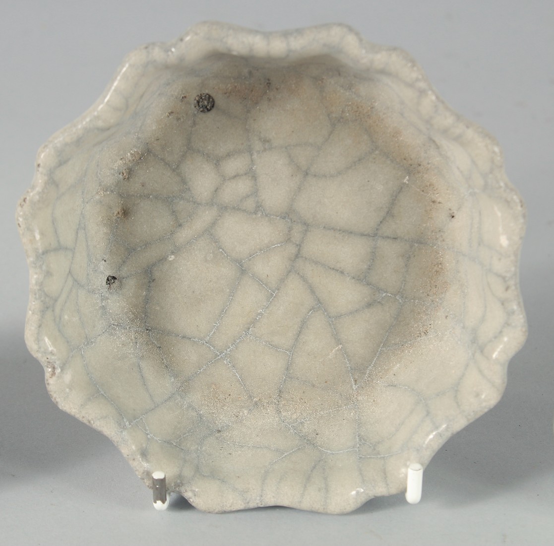 A COLLECTION OF FOUR CHINESE CRACKLE GLAZE ITEMS, comprising a small vase, a bowl, a brush wash - Bild 3 aus 5