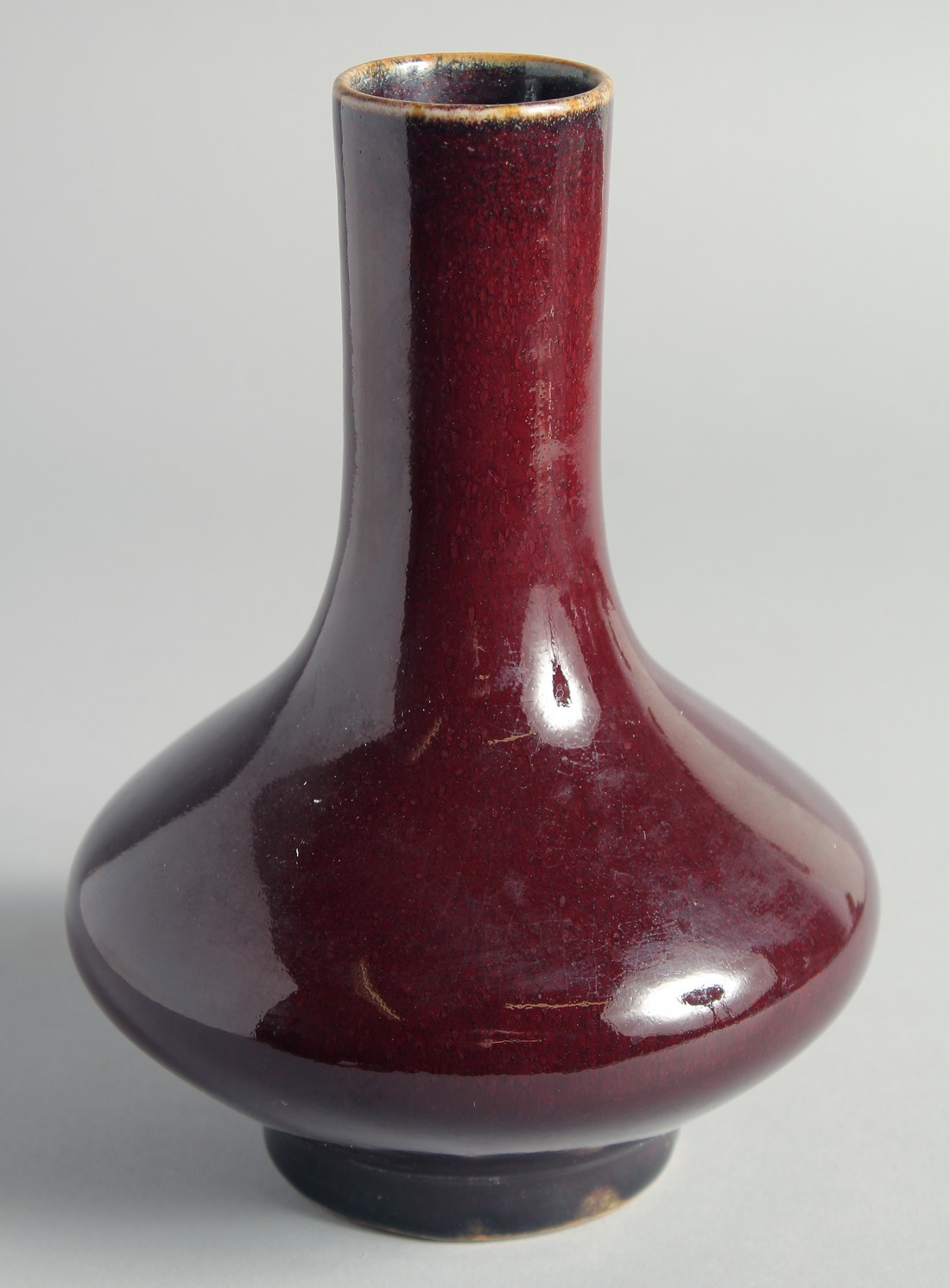 A CHINESE FLAMBE GLAZED BOTTLE VASE, 21cm high. - Bild 3 aus 5