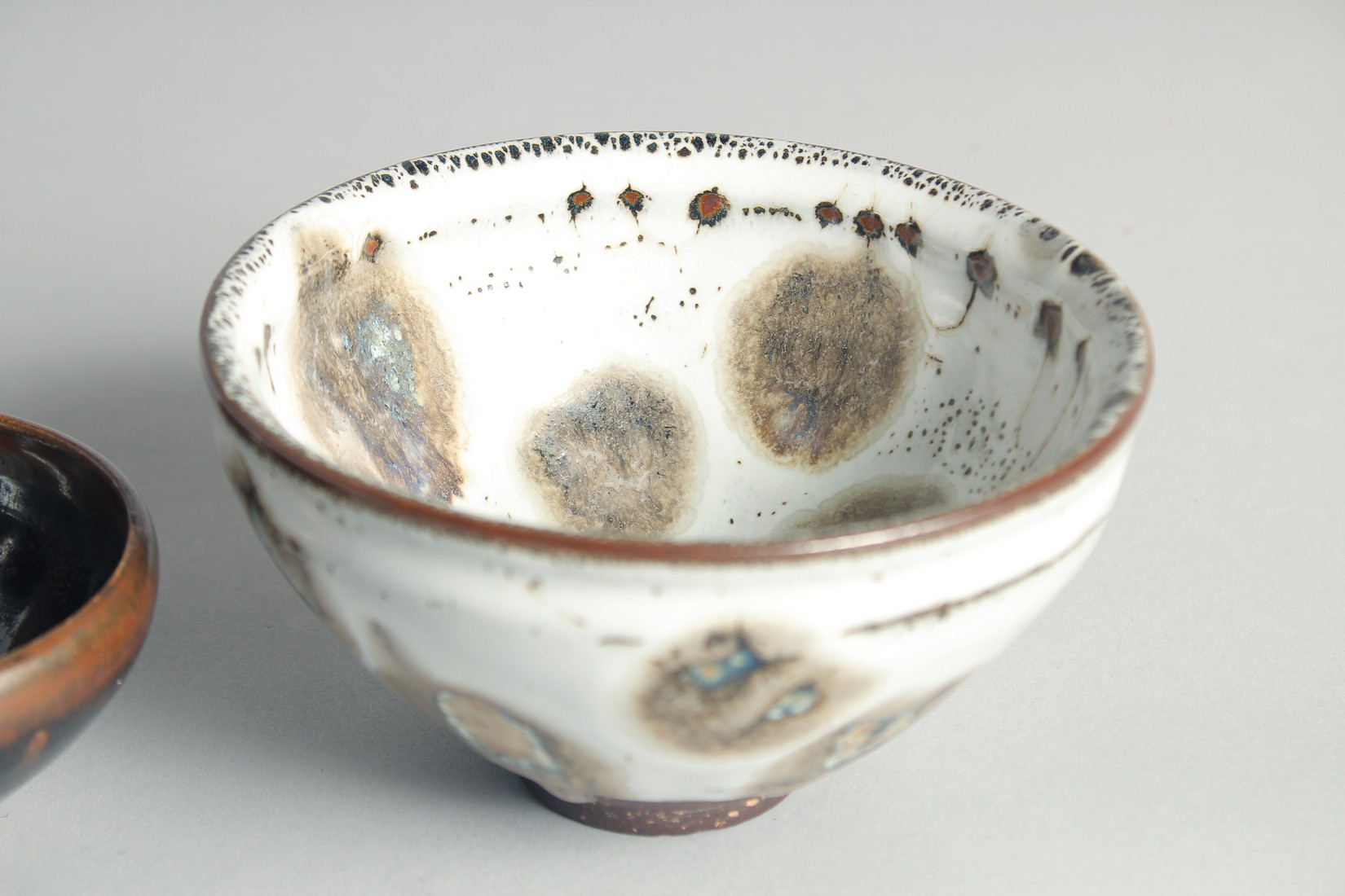 A COLLECTION OF CHINESE STUDIO GLAZED POTTERY ITEMS, comprising two bowls and two cups; one cup with - Bild 5 aus 6