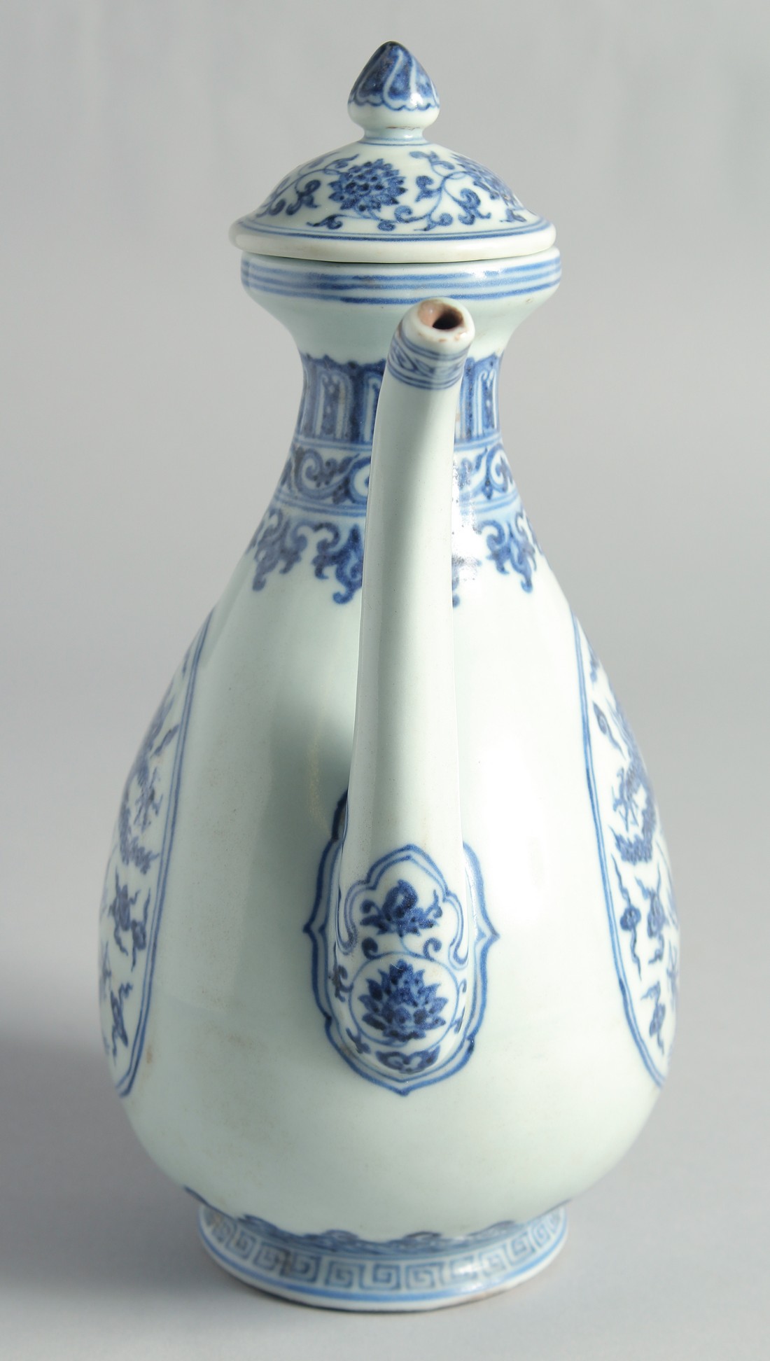 A CHINESE MING STYLE BLUE AND WHITE PORCELAIN LIDDED EWER, decorated with dragons, 27cm high. - Bild 4 aus 7