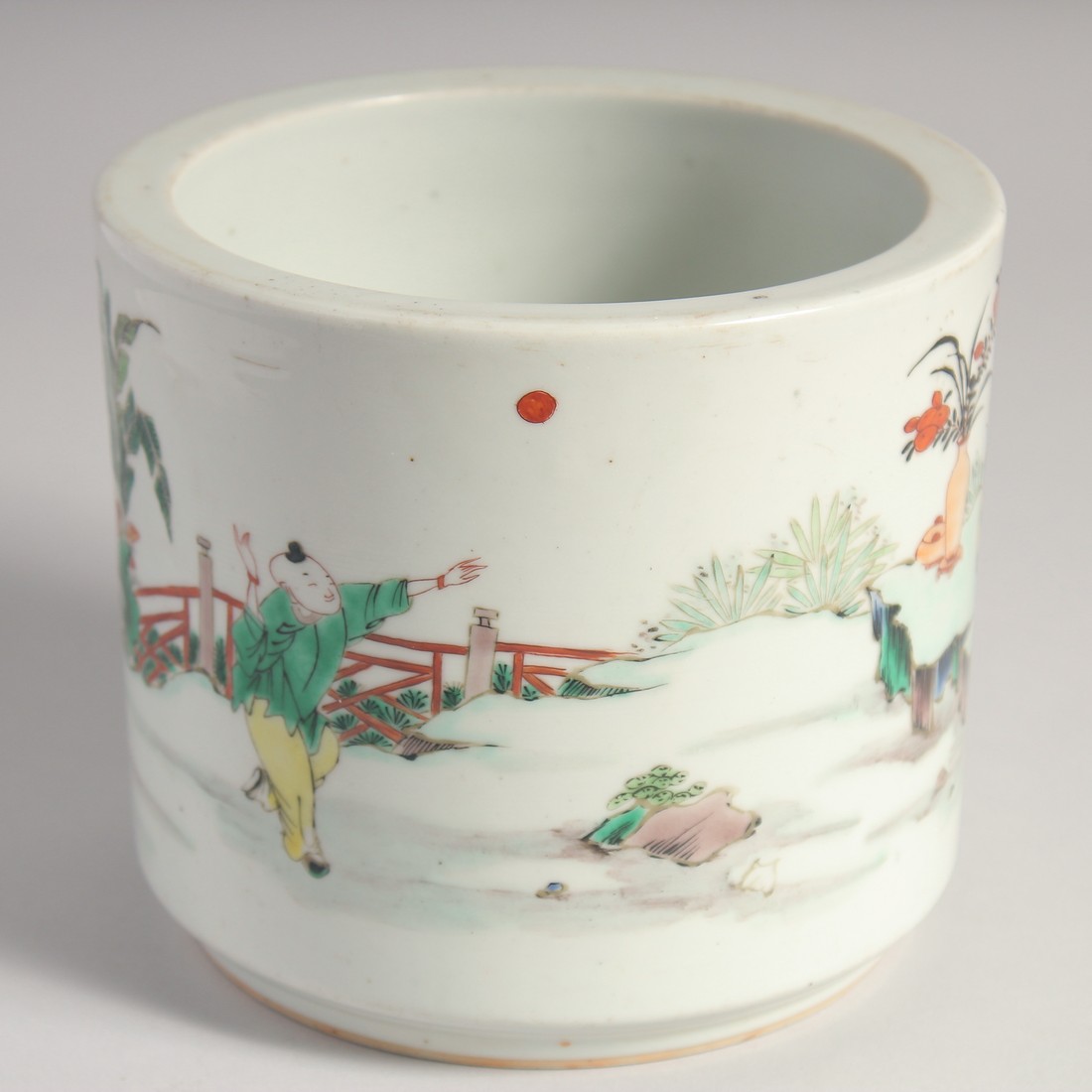 A CHINESE FAMILLE VERTE PORCELAIN BRUSH POT, painted with figures in an outdoor setting, 14cm high. - Bild 2 aus 6