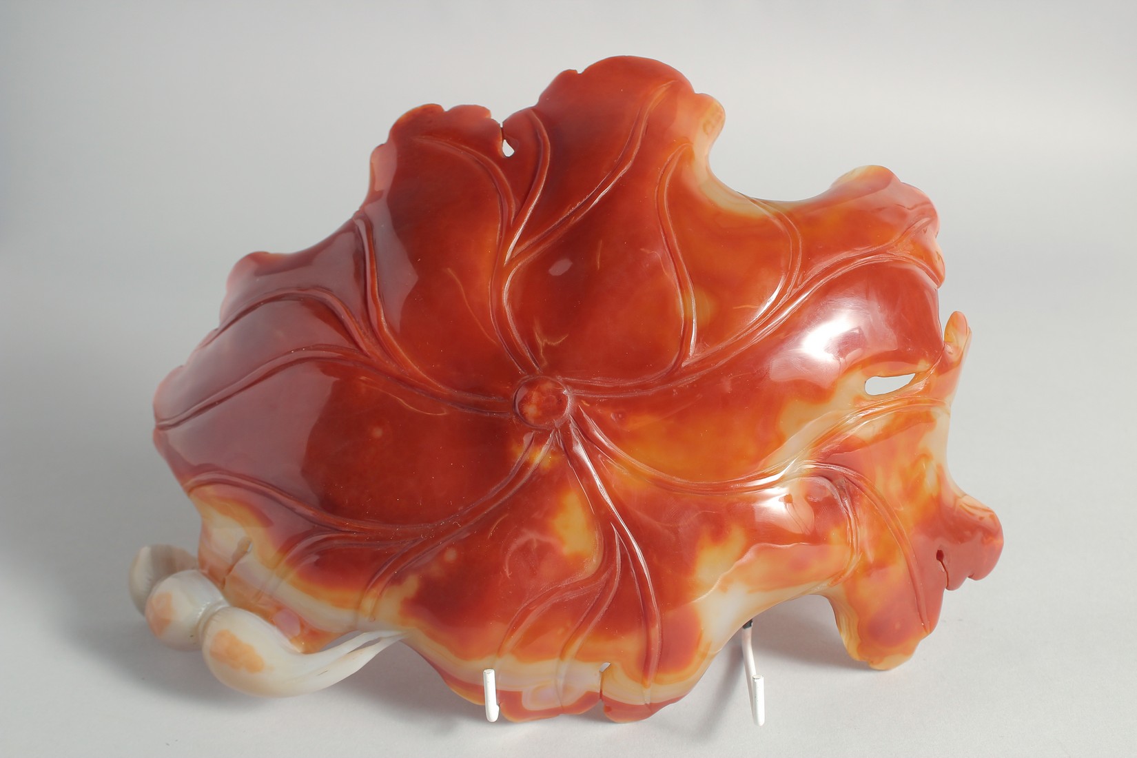 A VERY LARGE CHINESE AGATE-TYPE LEAF FORM DISH, 31cm long. - Bild 2 aus 3