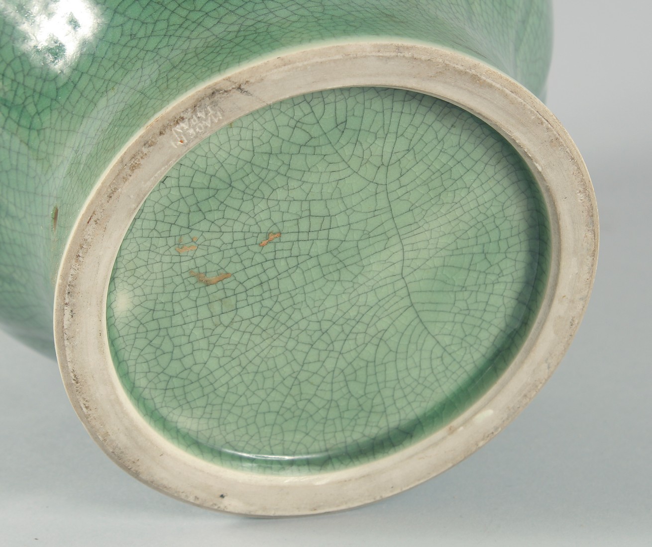 A LARGE CHINESE CELADON CRACKLE GLAZE VASE, with ribbed body and moulded drop ring handles, 30.5cm - Bild 6 aus 6