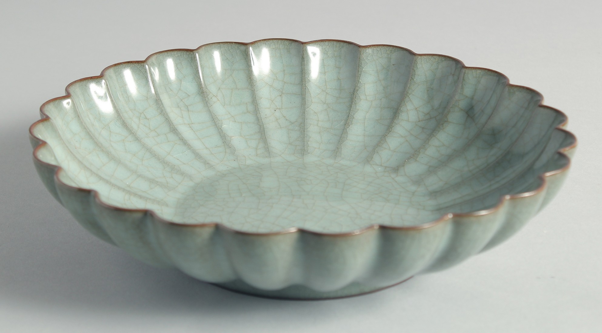 A CHINESE CELADON CRACKLE GLAZE RIBBED CIRCULAR DISH, 24cm diameter. - Bild 2 aus 3