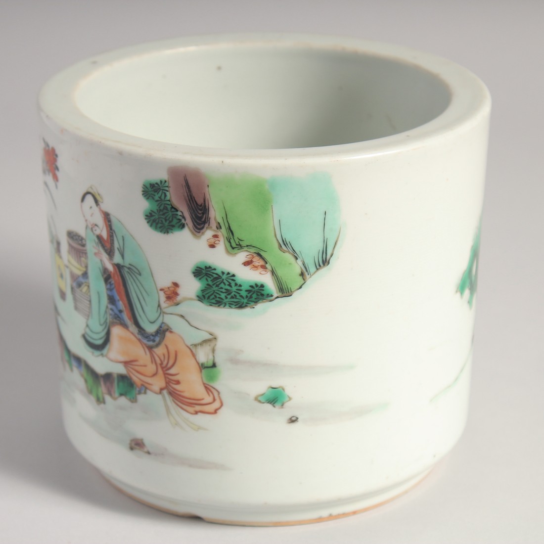 A CHINESE FAMILLE VERTE PORCELAIN BRUSH POT, painted with figures in an outdoor setting, 14cm high. - Bild 4 aus 6