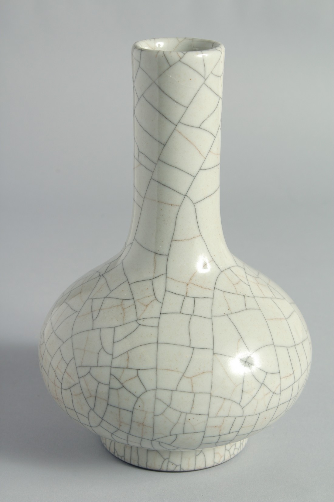 A CHINESE CRACKLE GLAZE BOTTLE VASE, the base with six-character mark, 23cm high. - Bild 3 aus 5