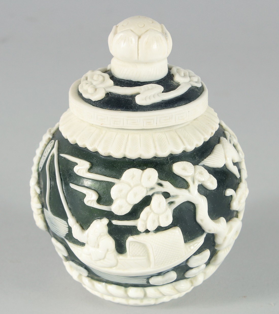A SMALL CHINESE GREEN GLASS JAR with raised decoration of boating scenes and figures, bearing two - Bild 4 aus 8