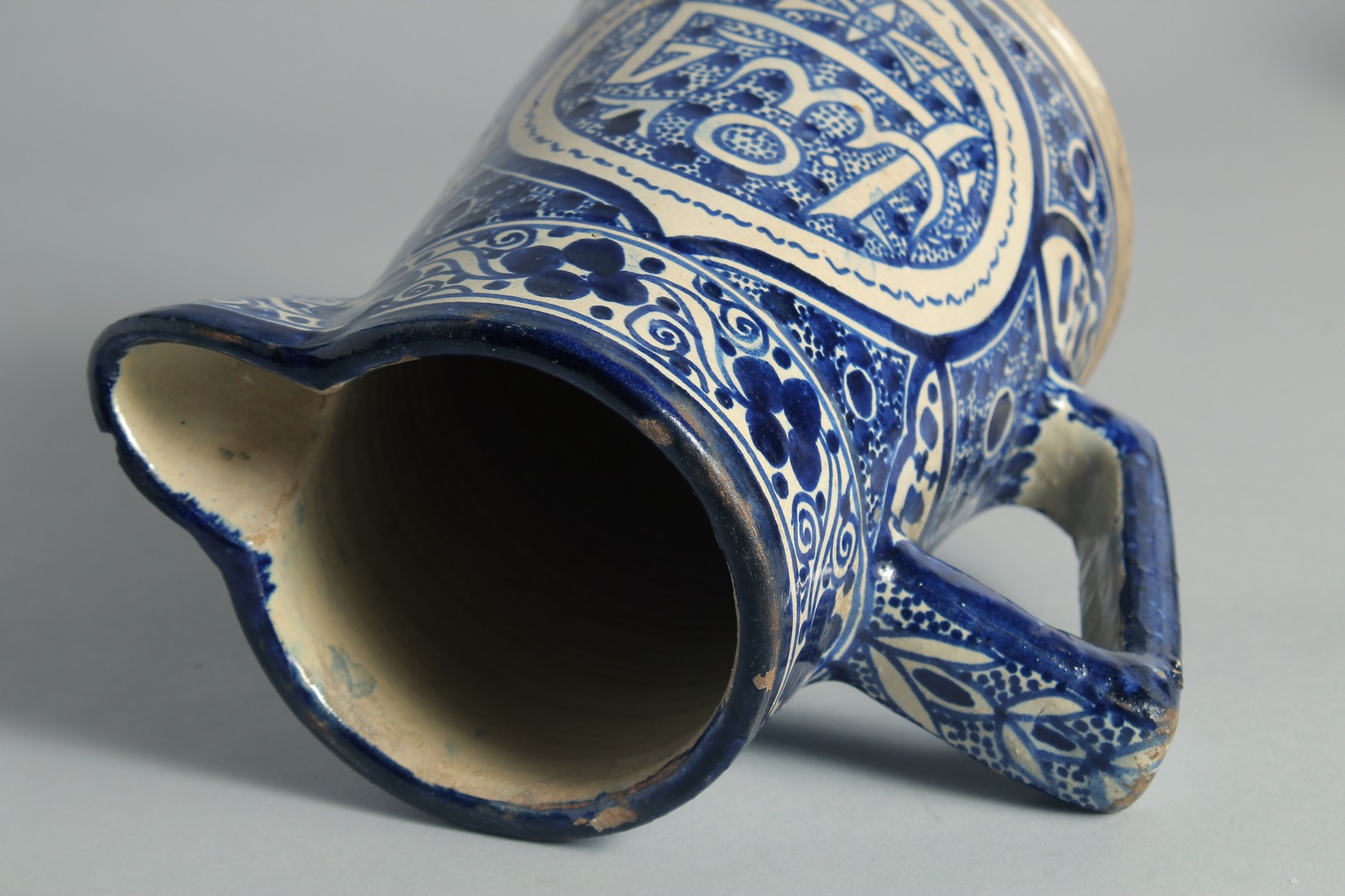 AN ISLAMIC BLUE AND WHITE GLAZED POTTERY EWER, 20.5cm high. - Bild 5 aus 6