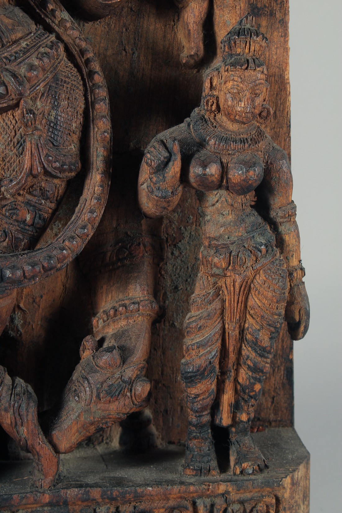 A LARGE INDIAN CARVED WOODEN PANEL, with central deity playing a musical instrument surrounded by - Bild 6 aus 6