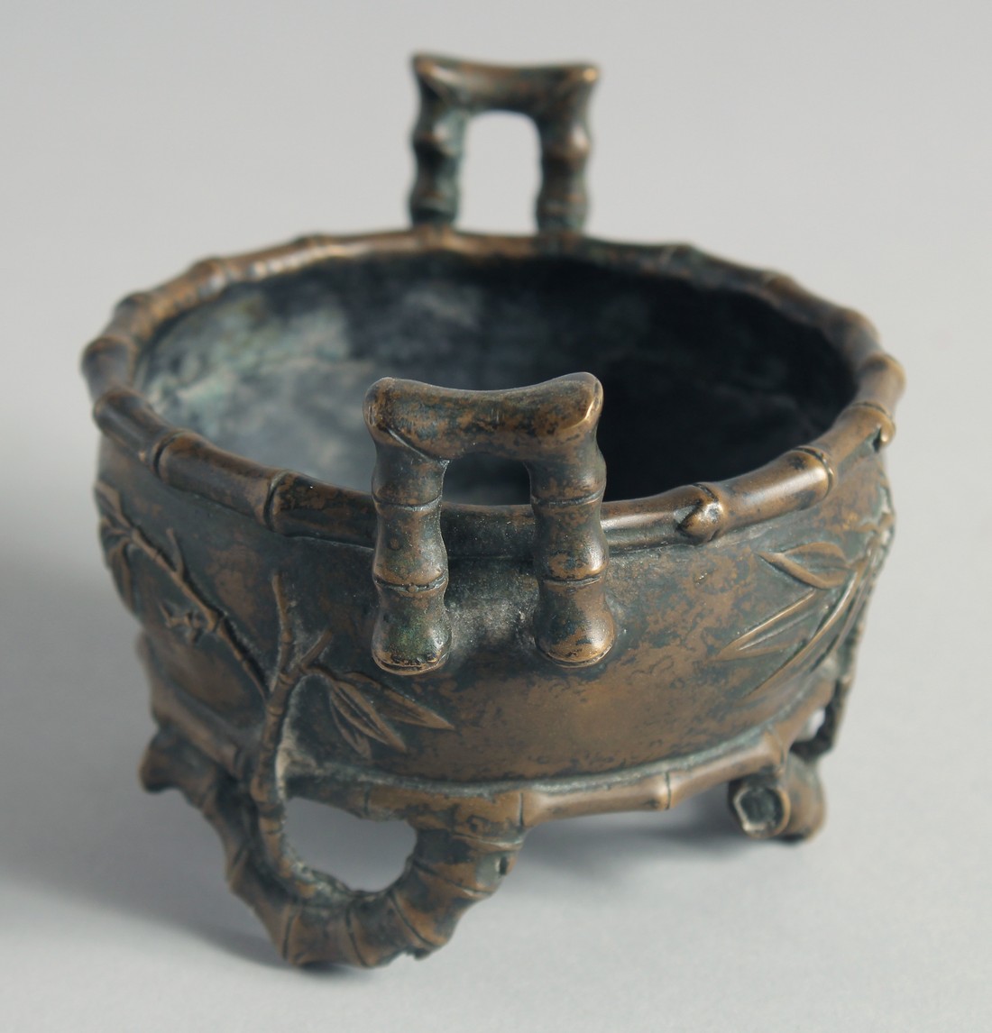 A SMALL CHINESE BRONZE CENSER, with bamboo formed handles and feet, the base with Xuande mark, - Bild 4 aus 7