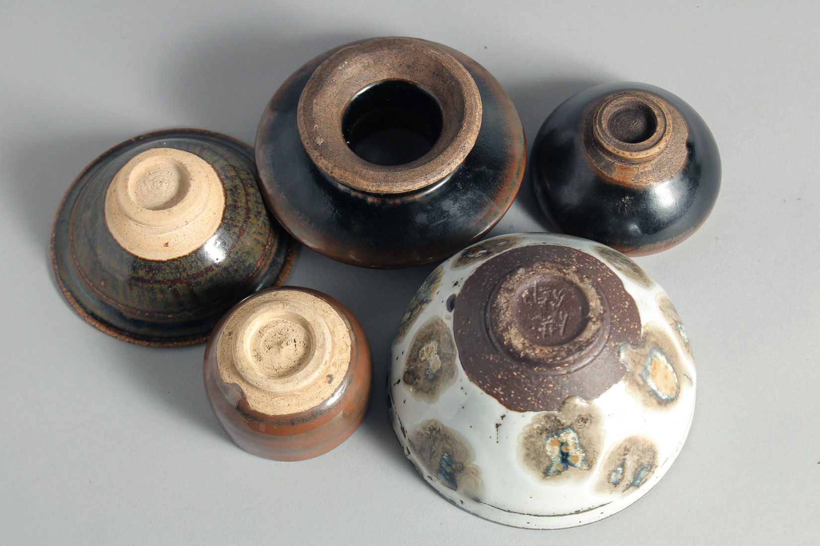 A COLLECTION OF CHINESE STUDIO GLAZED POTTERY ITEMS, comprising two bowls and two cups; one cup with - Bild 6 aus 6