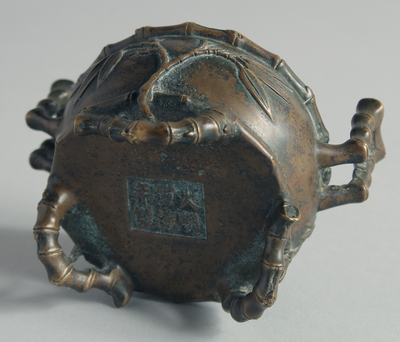 A SMALL CHINESE BRONZE CENSER, with bamboo formed handles and feet, the base with Xuande mark, - Bild 6 aus 7