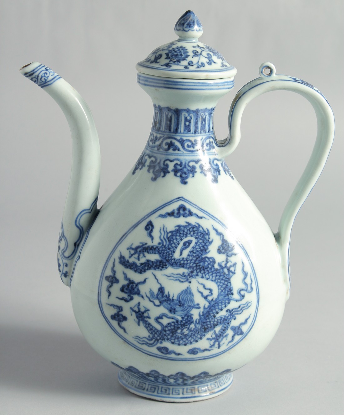 A CHINESE MING STYLE BLUE AND WHITE PORCELAIN LIDDED EWER, decorated with dragons, 27cm high. - Bild 3 aus 7