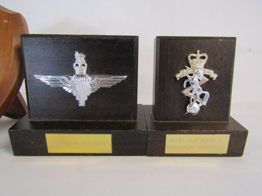 Collection of Royal Hampshire and pewter military figures, plaques and pin badge - Image 6 of 8