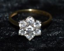 9ct gold & cubic zirconia daisy ring size R