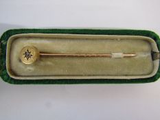 15ct gold pin with inset diamond total W. 1.3g