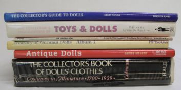 The Collectors Book of Doll's Clothes - Costumes in Minature 1700-1929 by Dorothy S Elizabeth A &