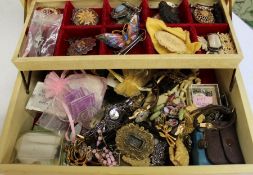 Jewellery box containing good selection of vintage jewellery including silver brooches, silver &