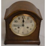 Early 20th century 8 day oak case mantel clock with barley twist corners & a domed top
