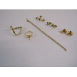 Collection of gold jewellery to include a 9ct wishbone ring, chain and earrings total w. 5.5g and
