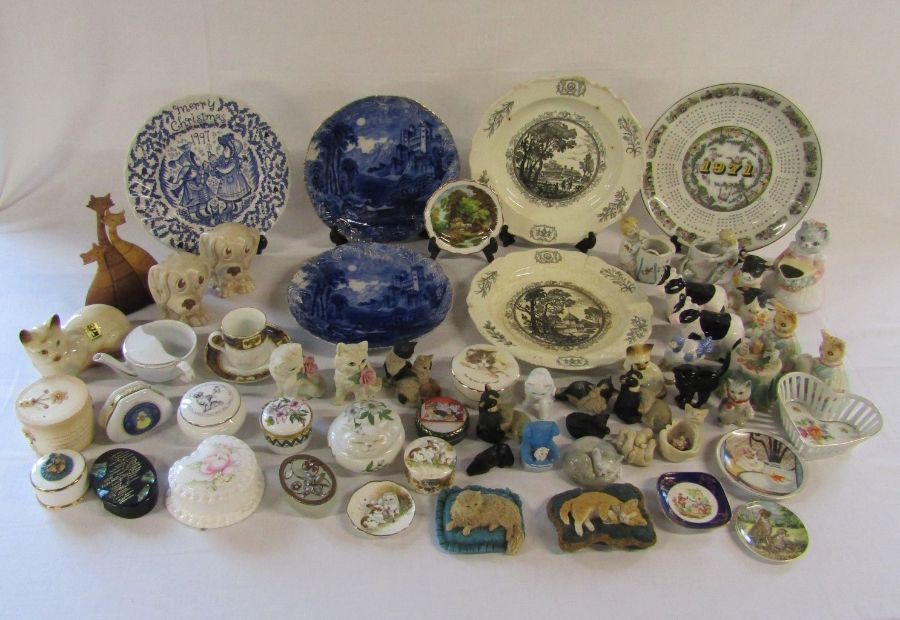 Selection of trinket boxes, cat ornaments and plates to include Sylvac Dogs (one damaged) (plate - Image 2 of 12