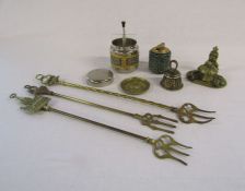 Tobacciana and brass ware to include a pop up cigarette dispenser and Calibri Irish porcelain
