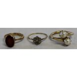 18ct gold & diamond daisy ring with inscription (0.9g worn), 9ct gold dress ring (2.25g cut) & Sarah