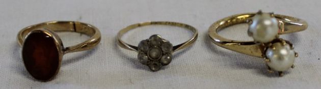 18ct gold & diamond daisy ring with inscription (0.9g worn), 9ct gold dress ring (2.25g cut) & Sarah