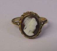 9ct gold cameo ring, size N, weight 2.4 g