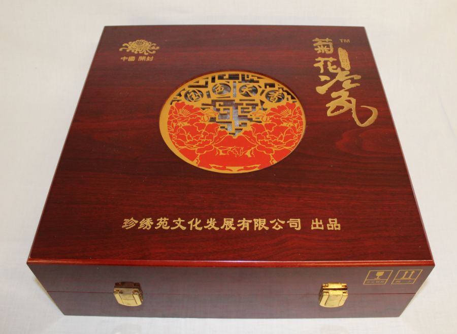 Cased Chinese ceramic plate with raised chrysanthemum decoration (30cm wide) in wooden - Image 2 of 5