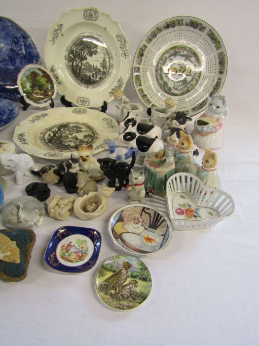 Selection of trinket boxes, cat ornaments and plates to include Sylvac Dogs (one damaged) (plate - Image 6 of 12