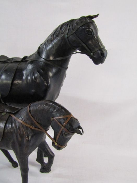 2 leather and papier mache horses - approx. H 47cm large horse - H 28cm small horse - Image 5 of 9