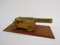 Large heavy brass cannon with wooden plinth approx. 43cm (cannon only)
