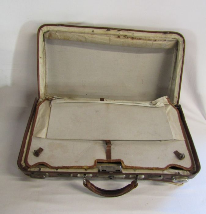 3 leather suitcases and Gladstone bag - Image 3 of 5