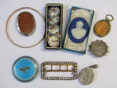 Collection of small items, to include a Wedgwood cameo, white metal pendant, coin inset brooch etc