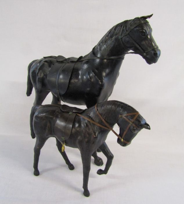 2 leather and papier mache horses - approx. H 47cm large horse - H 28cm small horse