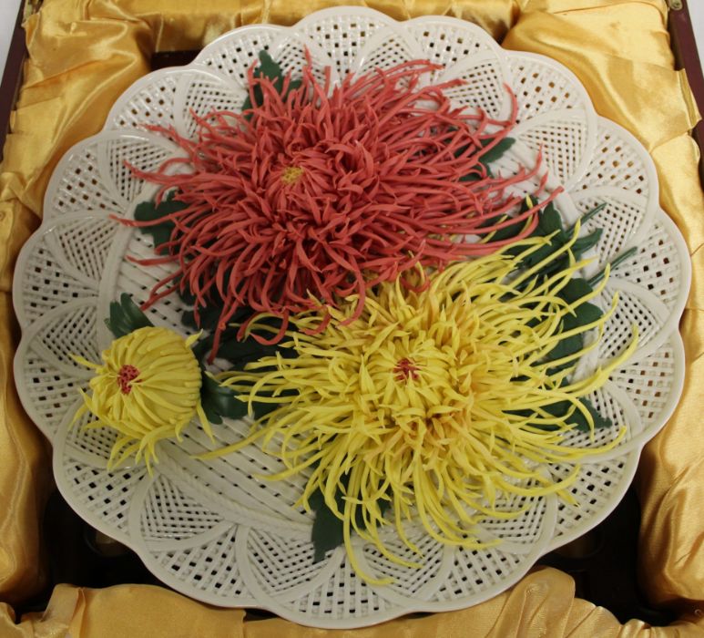 Cased Chinese ceramic plate with raised chrysanthemum decoration (30cm wide) in wooden - Image 3 of 5