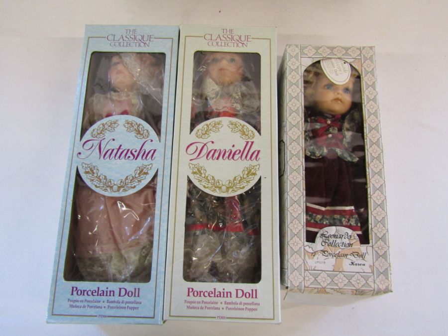 Collection of collectors boxed porcelain dolls with stands - Image 3 of 3