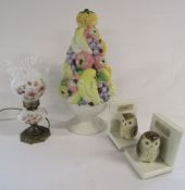 Electric oil lamp style lamp, Otagiri Owl bookends and large pot bowl of fruit approx. 48cm tall