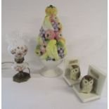 Electric oil lamp style lamp, Otagiri Owl bookends and large pot bowl of fruit approx. 48cm tall