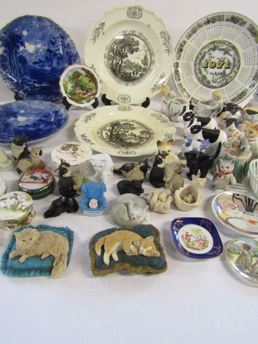 Selection of trinket boxes, cat ornaments and plates to include Sylvac Dogs (one damaged) (plate - Image 5 of 12