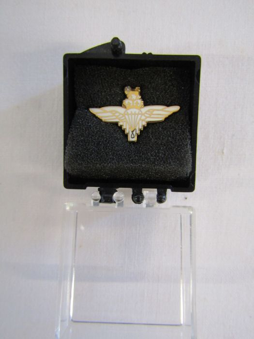 Collection of Royal Hampshire and pewter military figures, plaques and pin badge - Image 8 of 8