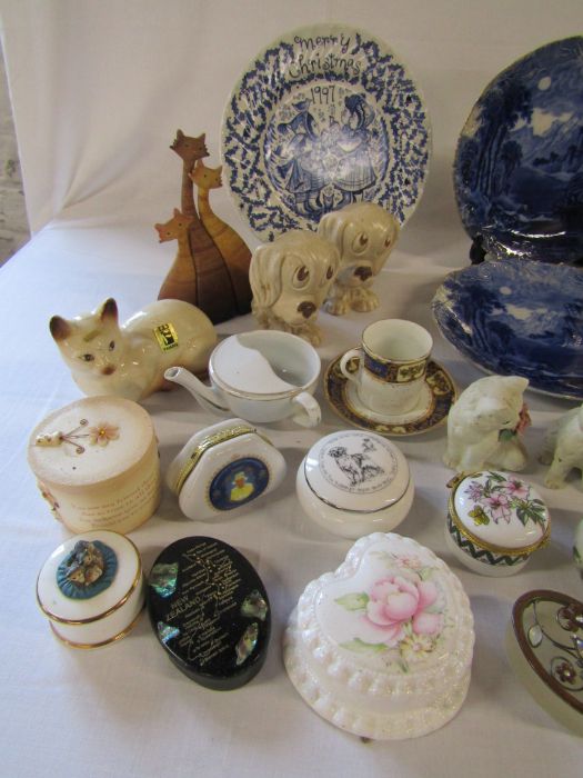 Selection of trinket boxes, cat ornaments and plates to include Sylvac Dogs (one damaged) (plate - Image 3 of 12