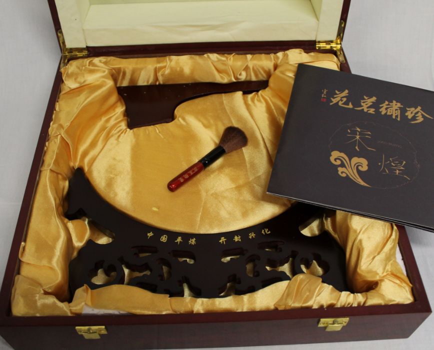 Cased Chinese ceramic plate with raised chrysanthemum decoration (30cm wide) in wooden - Image 4 of 5