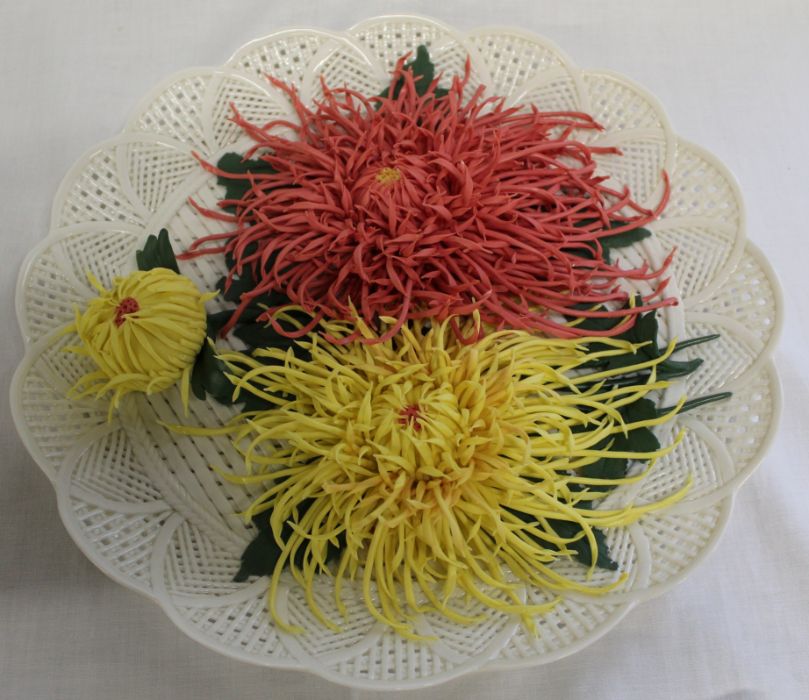 Cased Chinese ceramic plate with raised chrysanthemum decoration (30cm wide) in wooden - Image 5 of 5