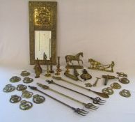 Selection of brass items including toasting forks, horse brasses, mirror etc
